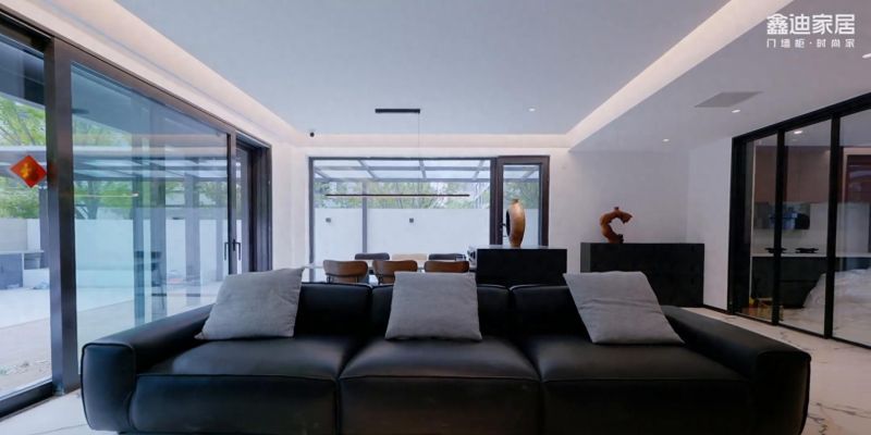 暗调原木与高级黑的现代风格碰撞，神秘质感空间