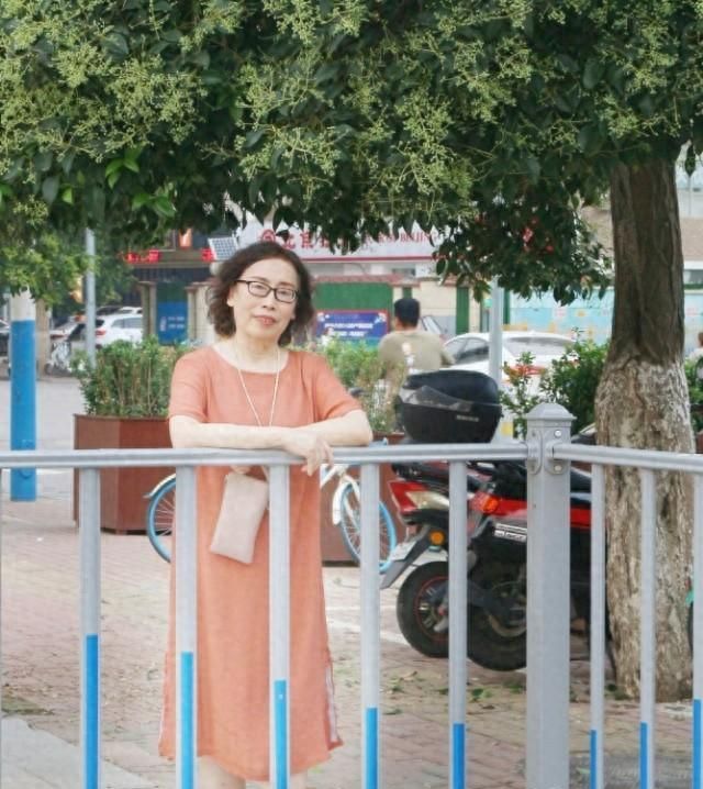 奔七老人简约穿搭，纯色衣裙演绎淡定从容