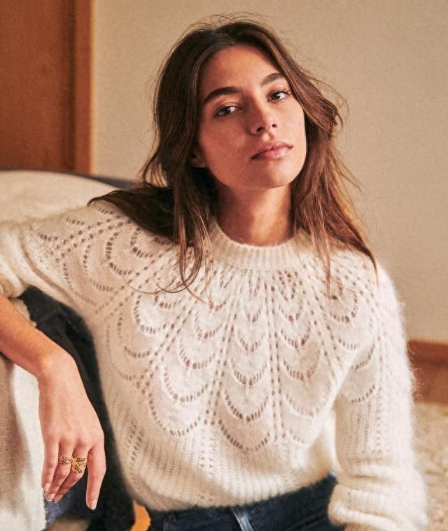 春日法式风情，柔软白毛衣的经典穿搭