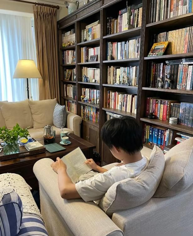 北京一夫妻晒出新家，质朴温馨的美式风格，满墙的书架，干净温润 - 家居知识