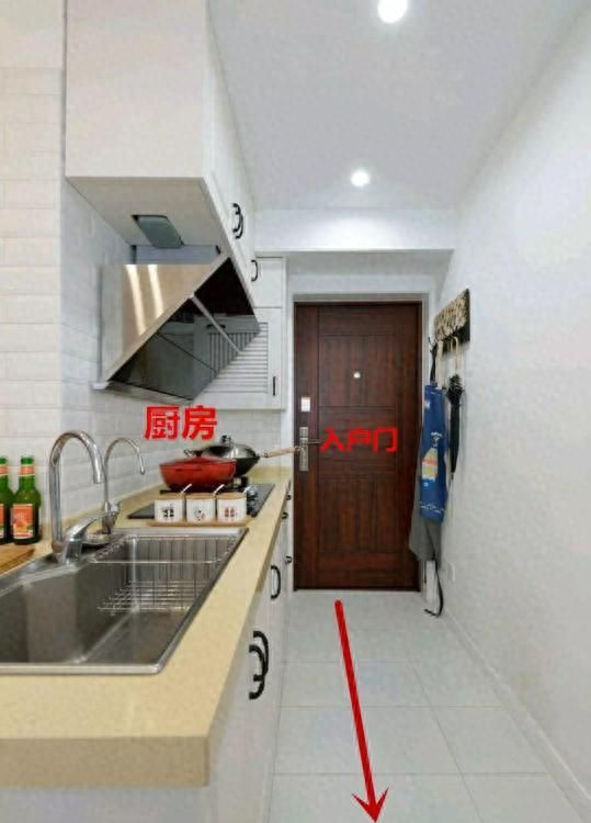 厨房在入户门旁边又如何，难不倒我：优化动线收纳也有，学习了！ - 家居知识