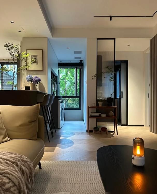 上海女子89㎡极简家装走红,实用温馨又高级,网友直呼太治愈 上海一女子89㎡的家火了,坚持极简装修,实用温馨,高级感十足 - 家居知识