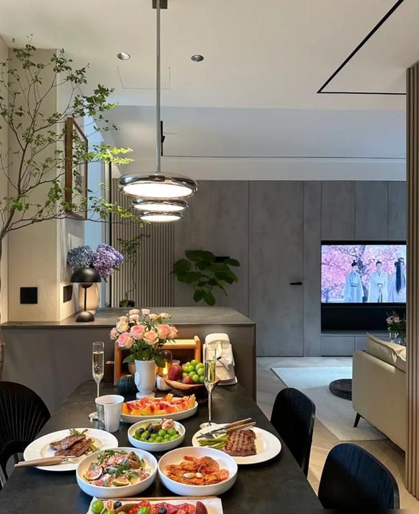 上海女子89㎡极简家装走红,实用温馨又高级,网友直呼太治愈 上海一女子89㎡的家火了,坚持极简装修,实用温馨,高级感十足 - 家居知识