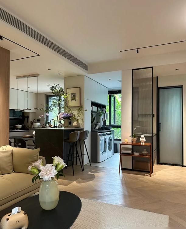 上海女子89㎡极简家装走红,实用温馨又高级,网友直呼太治愈 上海一女子89㎡的家火了,坚持极简装修,实用温馨,高级感十足 - 家居知识