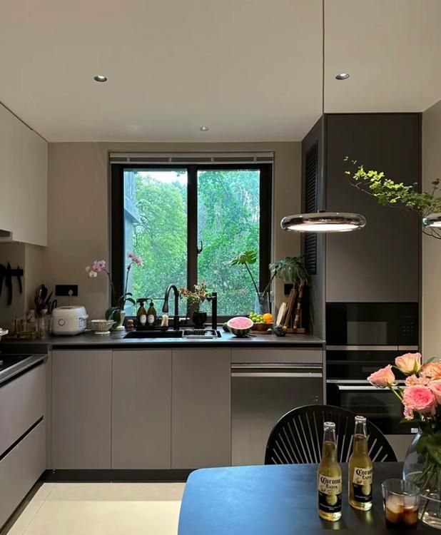 上海女子89㎡极简家装走红,实用温馨又高级,网友直呼太治愈 上海一女子89㎡的家火了,坚持极简装修,实用温馨,高级感十足 - 家居知识