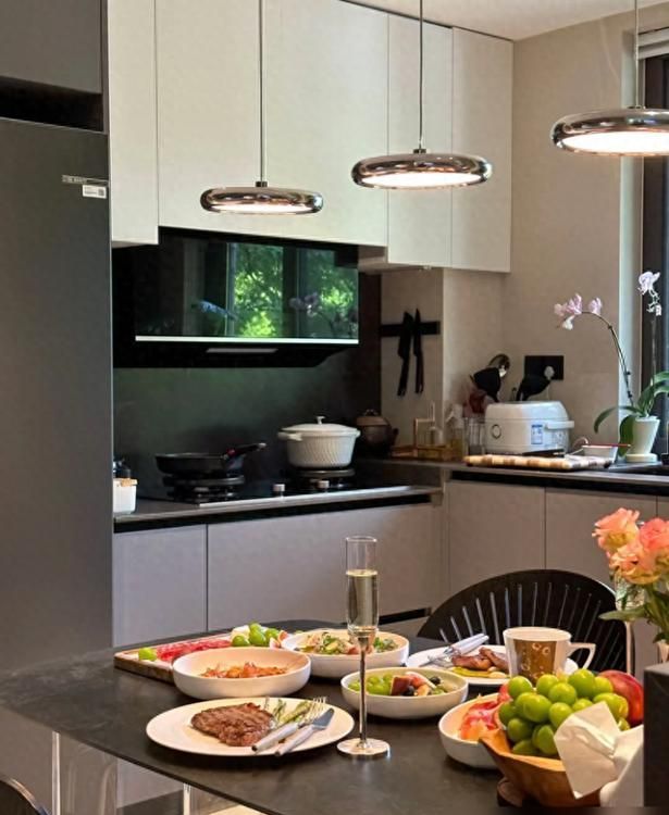 上海女子89㎡极简家装走红,实用温馨又高级,网友直呼太治愈 上海一女子89㎡的家火了,坚持极简装修,实用温馨,高级感十足 - 家居知识