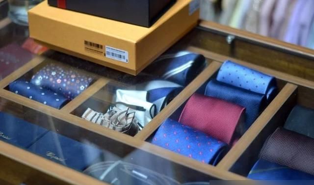 6㎡做卧室太拥挤？不如学她家装修成步入式衣帽间，功能真强大 - 家居知识