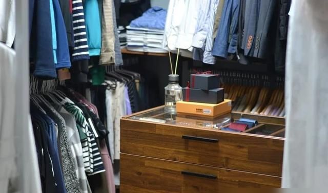 6㎡做卧室太拥挤？不如学她家装修成步入式衣帽间，功能真强大 - 家居知识