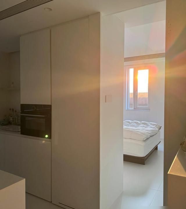 广东姑娘极简风家走红,全屋家徒四壁引惊叹 被广东姑娘极简风家惊呆了,因全屋“家徒四壁”而走红,太干净了 - 家居知识