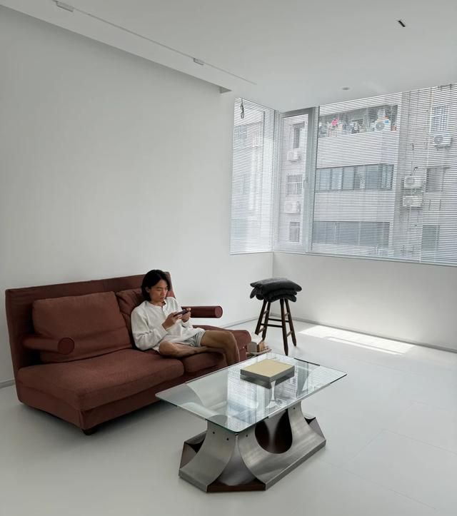 广东姑娘极简风家走红,全屋家徒四壁引惊叹 被广东姑娘极简风家惊呆了,因全屋“家徒四壁”而走红,太干净了 - 家居知识