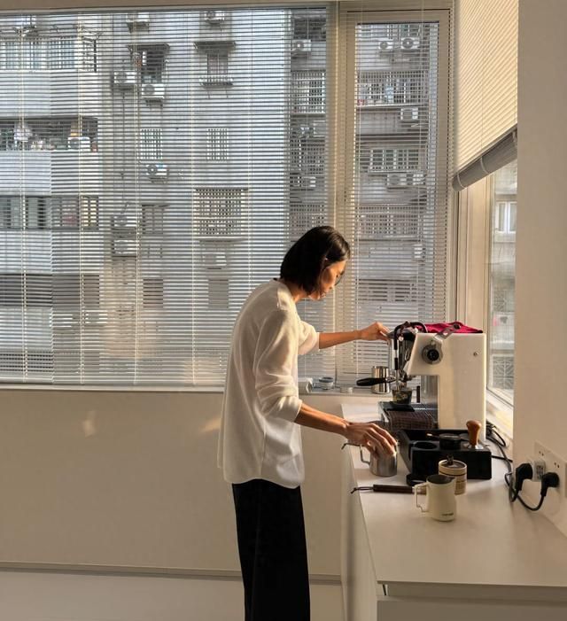 广东姑娘极简风家走红,全屋家徒四壁引惊叹 被广东姑娘极简风家惊呆了,因全屋“家徒四壁”而走红,太干净了 - 家居知识