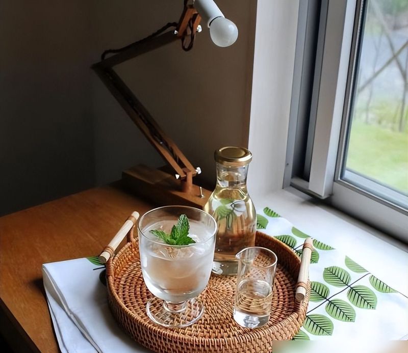 43岁婆婆坚持穷装走红,极简全屋引热议 重庆一43岁婆婆,因“坚持穷装”而走红,全屋那叫一个极简 - 家居知识