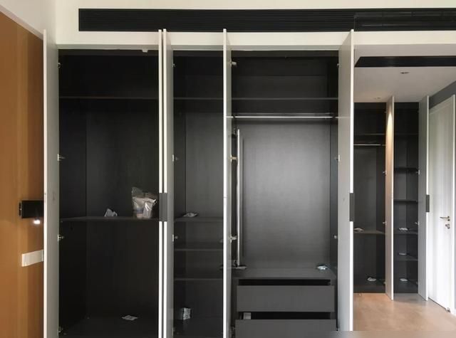 想要一门到顶的极简衣柜？看完这些细节，让你家全屋定制不翻车 - 家居知识