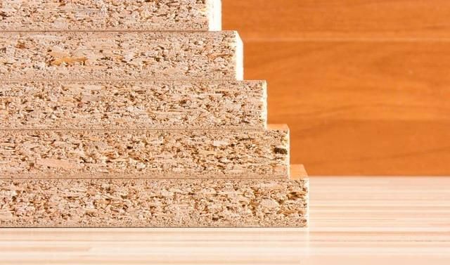 木工打柜和定制衣柜哪个更划算?价格对比与师傅建议全解析 衣柜是木工做好还是定制好?价格相差多少?多亏师傅提醒 - 家居知识