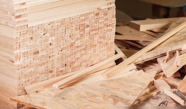 木工打柜和定制衣柜哪个更划算?价格对比与师傅建议全解析 衣柜是木工做好还是定制好?价格相差多少?多亏师傅提醒 - 家居知识