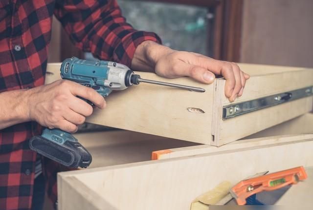 家里的衣柜是定制好，还是自己买板子请木工做好？今天终于明白了 - 家居知识