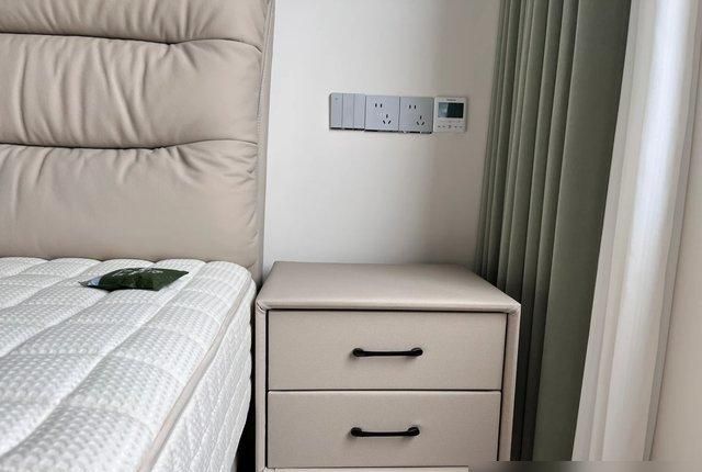 告别传统床头柜!现在流行这样布置卧室,高级又实用! “床头柜”已经退出中国家庭,现在流行这样做,高级感十足! - 家居知识