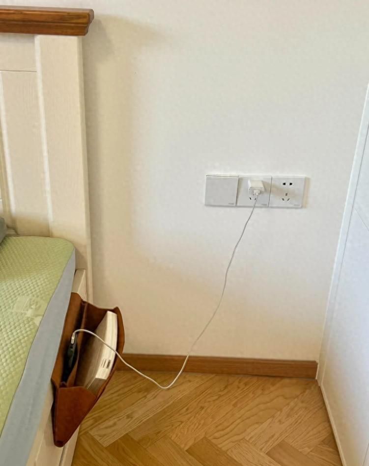 年轻人为何抛弃床头柜？这些替代方案更实用