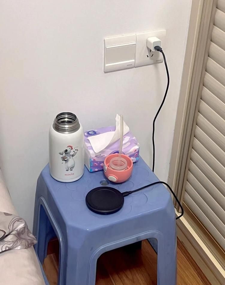 年轻人为何抛弃床头柜?这些替代方案更实用 床头柜“正退出”中国家庭?看了年轻人的做法后,发现确实很实用 - 家居知识