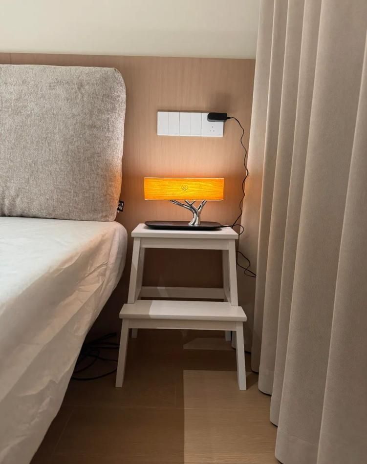 年轻人为何抛弃床头柜?这些替代方案更实用 床头柜“正退出”中国家庭?看了年轻人的做法后,发现确实很实用 - 家居知识