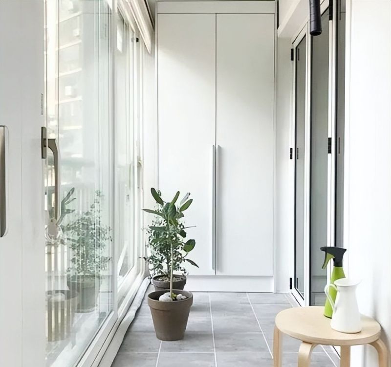 不买沙发，舍弃餐桌，阳台打一排柜，一进客厅被惊艳了！ - 家居知识