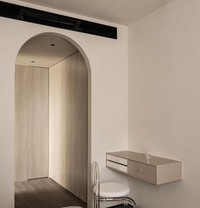 极简主义之家,一尘不染中藏不住的高级感 为追求极简主义,她把家装修得一尘不染,高级感反而“藏不住” - 家居知识