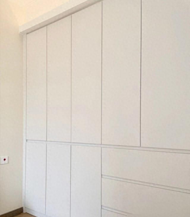 定制衣柜颜值差距大？柜门布局是关键，别只盯着一门到顶