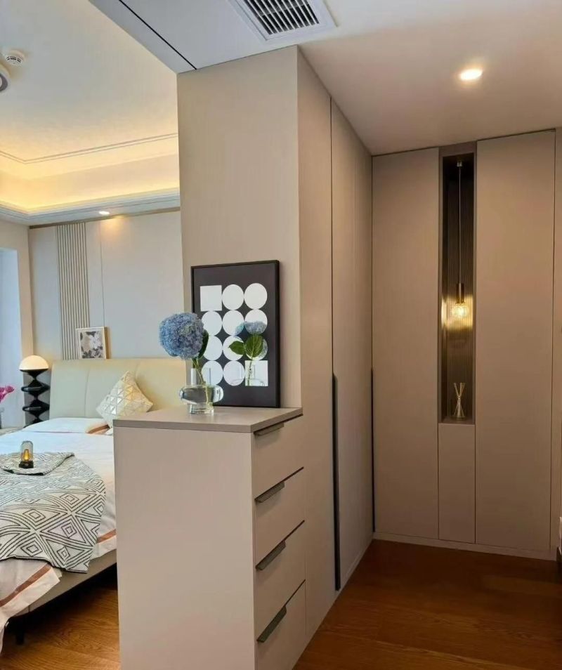 L型衣帽间+书桌书柜衣柜一体化,打造仪式感主卧空间 主卧的仪式感,从L型衣帽间开始,书桌书柜衣柜一体化设计。 - 家居知识