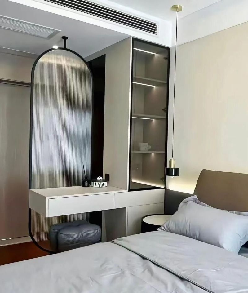 L型衣帽间+书桌书柜衣柜一体化,打造仪式感主卧空间 主卧的仪式感,从L型衣帽间开始,书桌书柜衣柜一体化设计。 - 家居知识