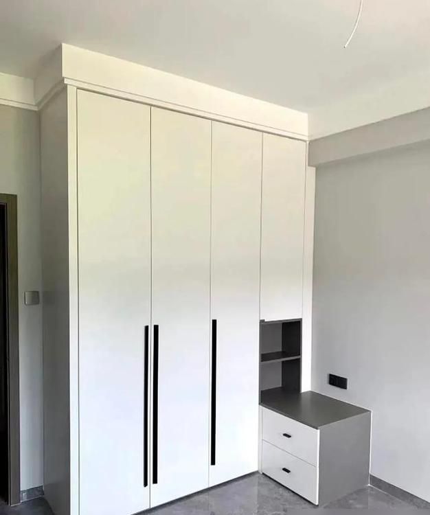 衣柜与床头柜一体化设计,完美解决尺寸烦恼 衣柜加床头柜一体化设计,再也不用担心床头柜的尺寸不合适了 - 家居知识