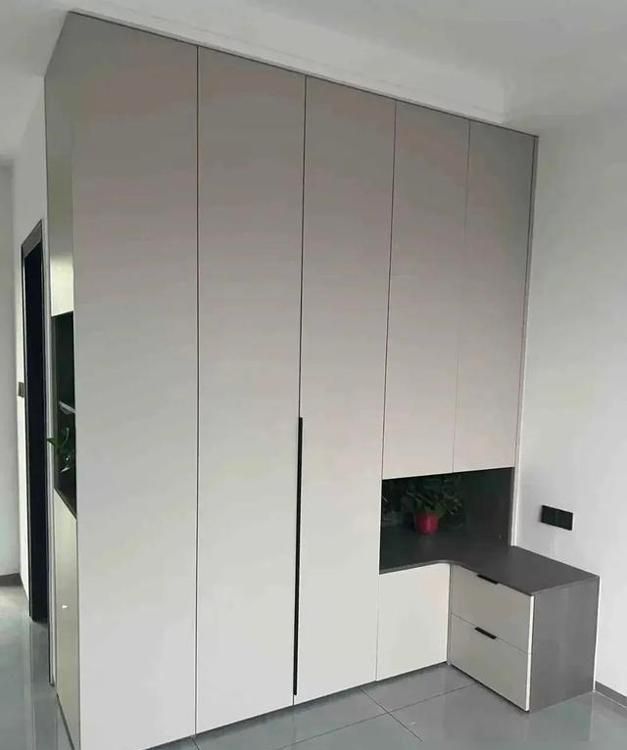 衣柜与床头柜一体化设计,完美解决尺寸烦恼 衣柜加床头柜一体化设计,再也不用担心床头柜的尺寸不合适了 - 家居知识