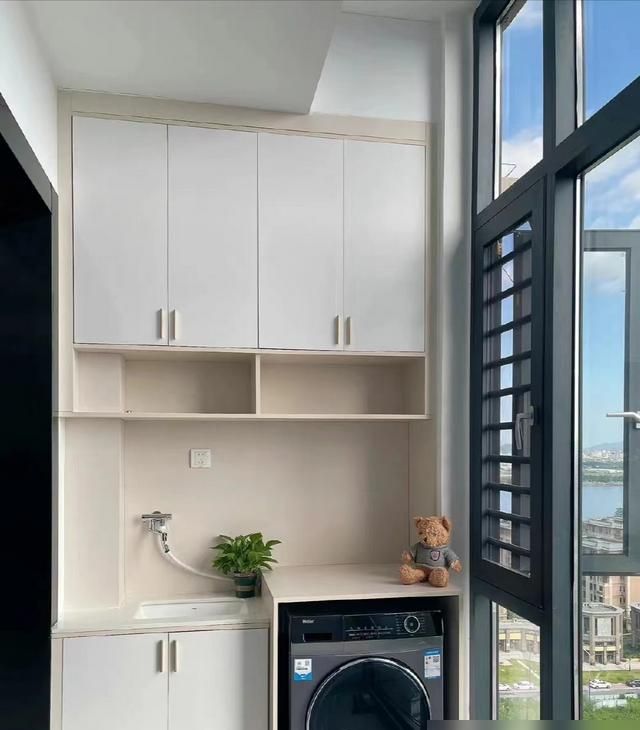 洗衣储物两不误!多功能阳台柜成装修必备神器 多功能阳台柜很实用,洗衣储物样样全能,装修中的重点赶紧记起来 - 家居知识