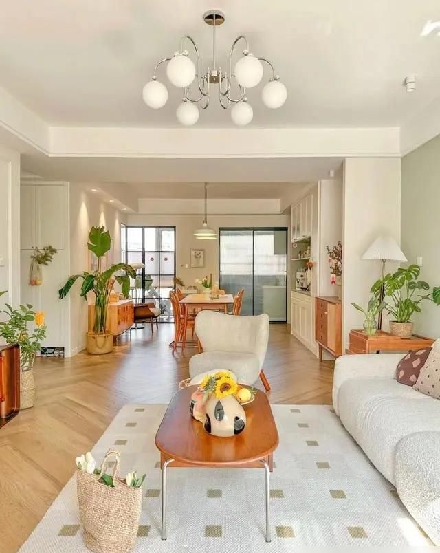 浙江一43岁阿姨的新家，因“原木风”家装而走红，客厅家具太抢眼 - 家居知识