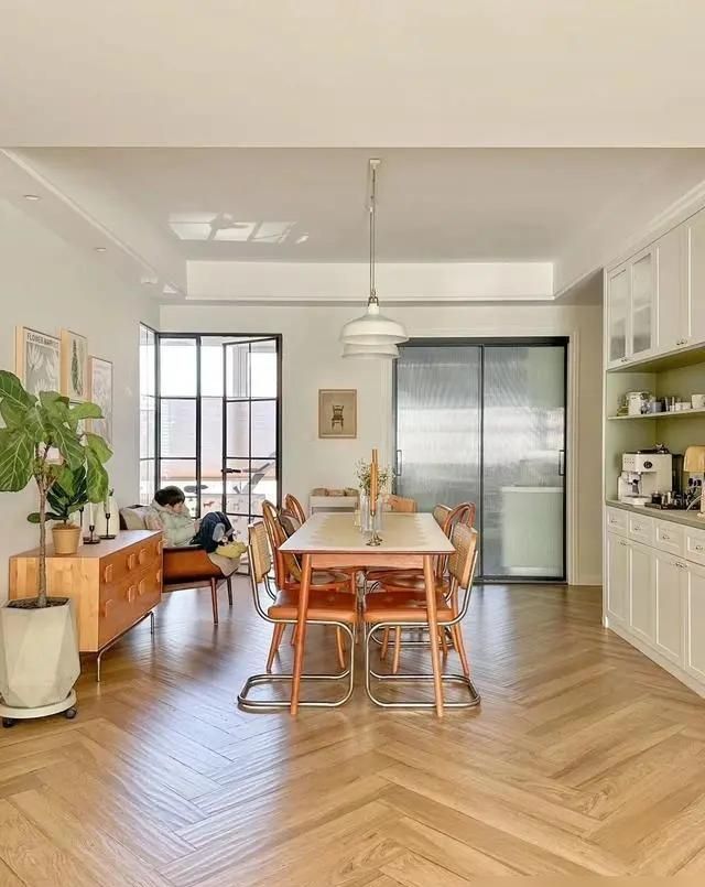 浙江一43岁阿姨的新家，因“原木风”家装而走红，客厅家具太抢眼 - 家居知识