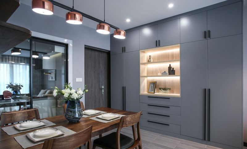 102㎡轻奢三居室,灰色调+木质家具打造四口之家格调空间 102㎡轻奢风三居室:一家四口紧凑刚需房,灰色调木质家具显格调 - 家居知识