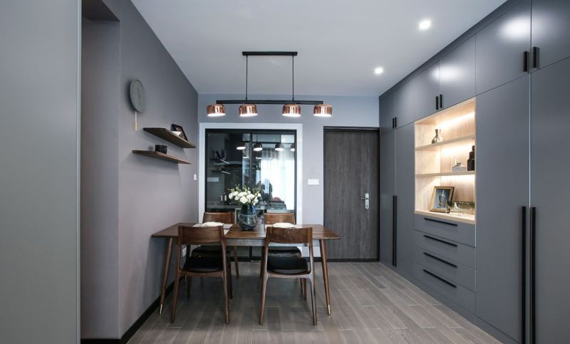 102㎡轻奢三居室,灰色调+木质家具打造四口之家格调空间 102㎡轻奢风三居室:一家四口紧凑刚需房,灰色调木质家具显格调 - 家居知识