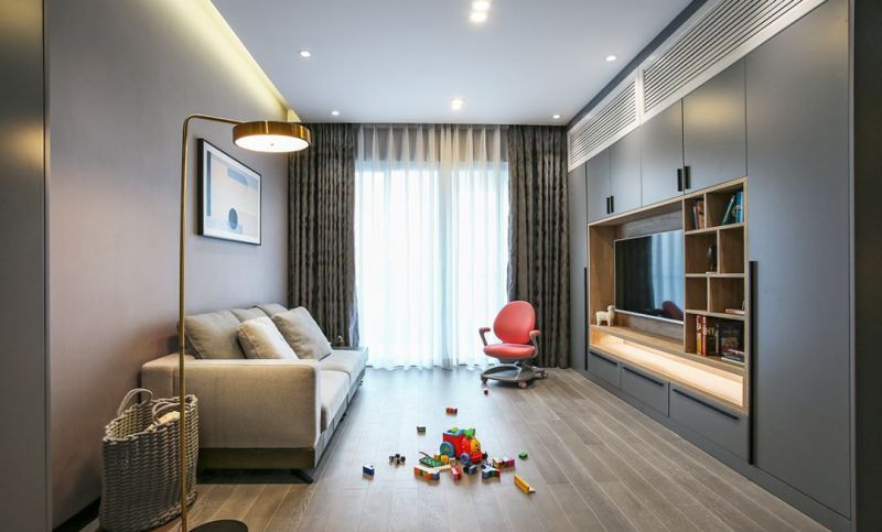 102㎡轻奢三居室,灰色调+木质家具打造四口之家格调空间 102㎡轻奢风三居室:一家四口紧凑刚需房,灰色调木质家具显格调 - 家居知识