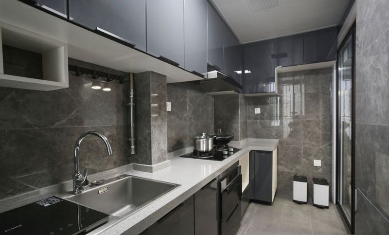 102㎡轻奢三居室,灰色调+木质家具打造四口之家格调空间 102㎡轻奢风三居室:一家四口紧凑刚需房,灰色调木质家具显格调 - 家居知识