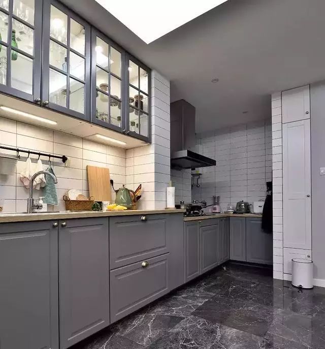 80㎡北欧风二居室,灰木双色+双阳台改造,打造通透小宅 80㎡北欧风二居室:灰色基底 + 原木元素,双阳台巧改显宽敞 - 家居知识