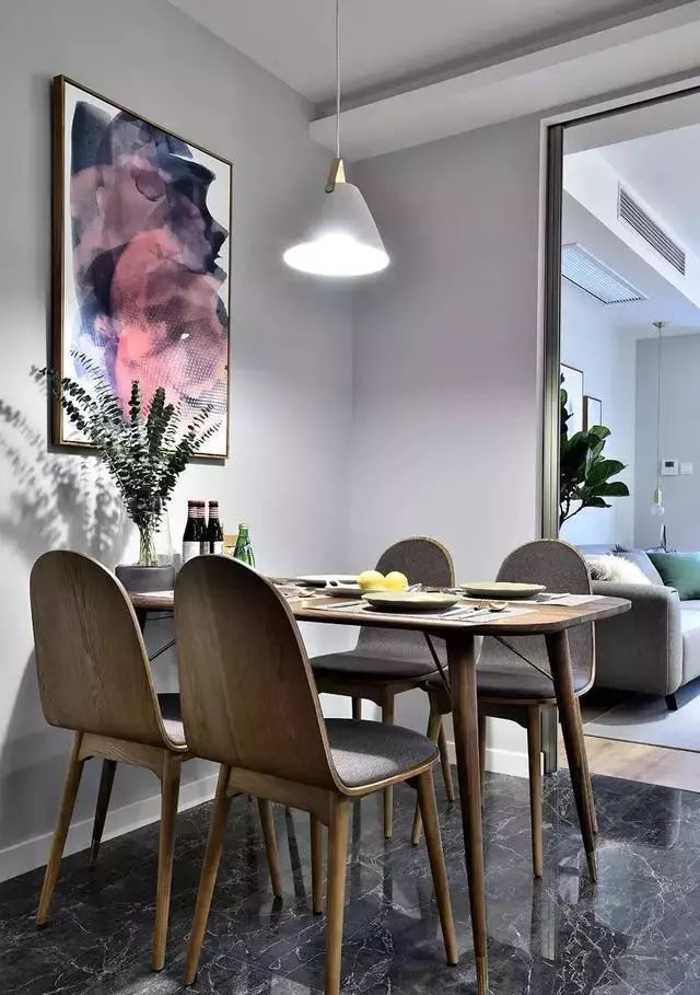 80㎡北欧风二居室,灰木双色+双阳台改造,打造通透小宅 80㎡北欧风二居室:灰色基底 + 原木元素,双阳台巧改显宽敞 - 家居知识