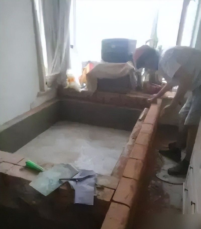 老公花500砖砌个榻榻米，网友热评：这不就是东北的热炕头吗？ - 家居知识