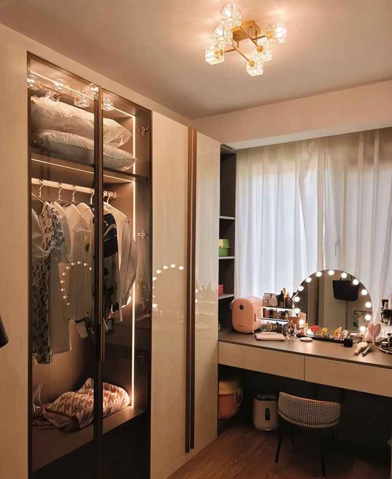 小姨子执意打造多功能衣帽间,完工后惊艳邻居!姑爷,真香现场 小姨子坚持做多功能衣帽间,姑爷直呼人麻了!装完邻居羡慕哭了 - 家居知识