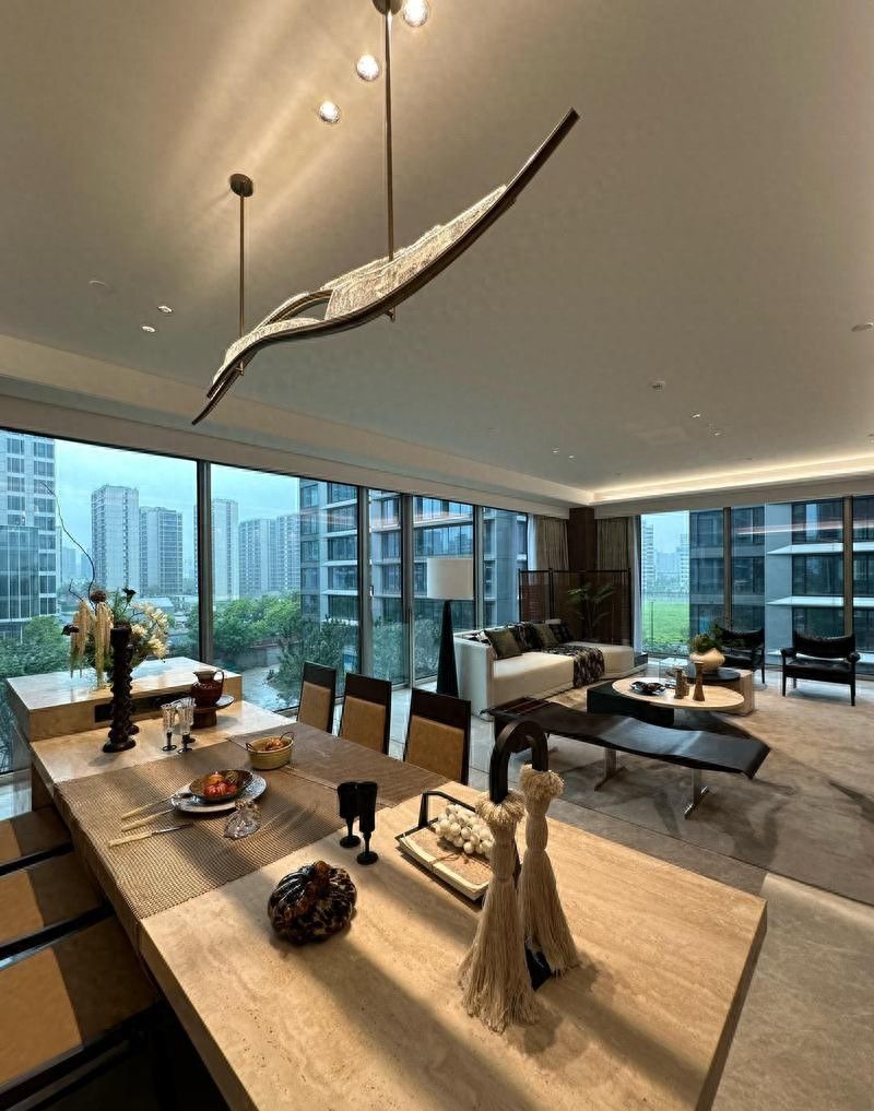 客厅不买沙发不打餐桌，阳台做整墙柜子，进门瞬间被美到！