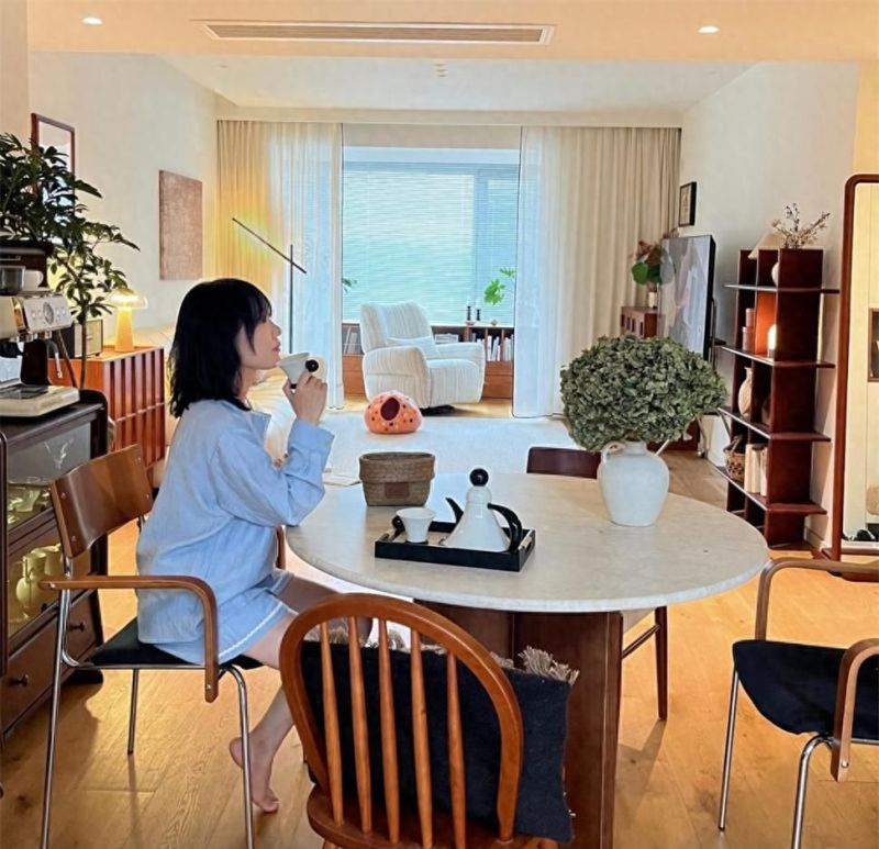 西安姑娘15万自装108㎡中古风新家,网友直呼审美高级 西安姑娘15W装修108㎡,全程不找装修公司,网友:中古审美太高级 - 家居知识