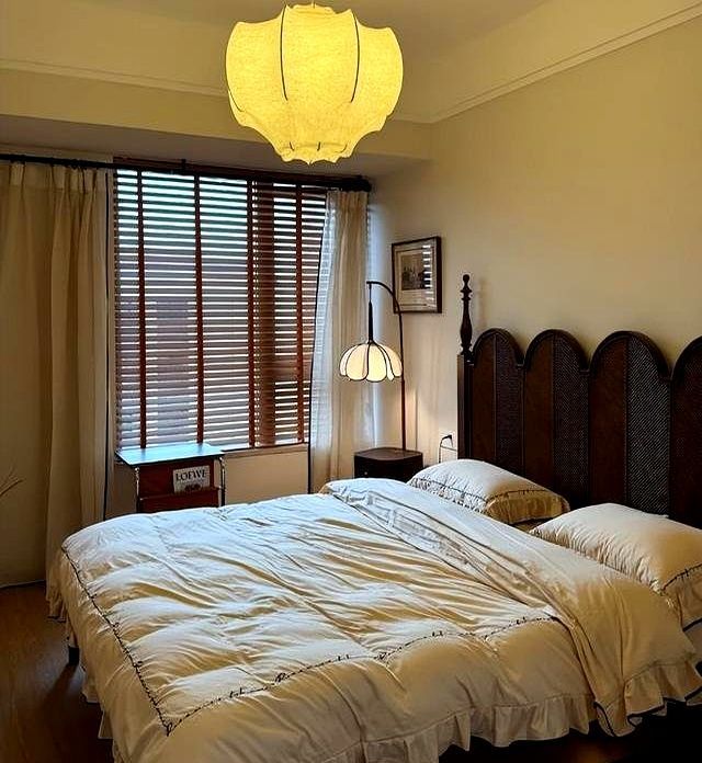 告别传统床头柜!中国家庭正流行这3种新设计,既实用又显档次 “床头柜”已逐渐退出中国家庭!现在流行这么做,美观高级还省钱 - 家居知识