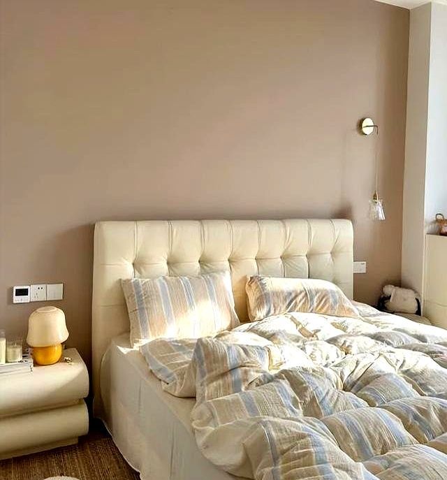 告别传统床头柜!中国家庭正流行这3种新设计,既实用又显档次 “床头柜”已逐渐退出中国家庭!现在流行这么做,美观高级还省钱 - 家居知识