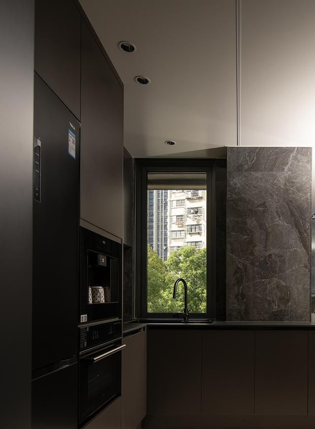 208㎡意式朋克风实景,用个性美学重新定义家的浪漫 208㎡意式朋克风实景,用个性重新定义家,朋克美学玩转极致浪漫 - 家居知识