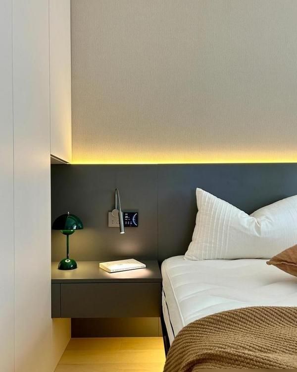 年轻人抛弃传统床头柜!这3种新设计高级又实用 传统床头柜已退出中国家庭!看看年轻人的新做法,高级美观实用 - 家居知识