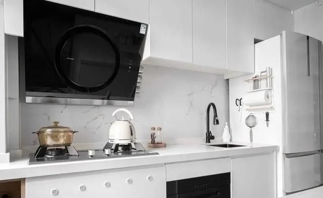 64㎡混搭两居：黑白灰主调 + 轻装重饰，装出有内涵的治愈小窝 - 家居知识