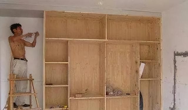 定制衣柜VS木工打柜,完工后差距惊人,看完再选不后悔! 衣柜是用“定制版”还是“木工做”?两种柜子做完,实力差距大 - 家居知识